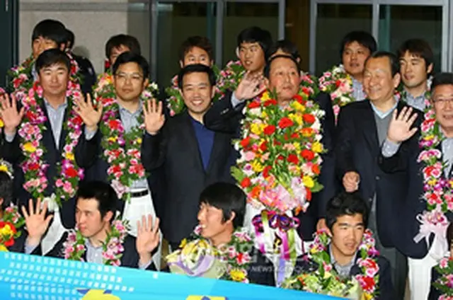 帰国した韓国代表チーム＝25日、ソウル（聯合ニュース）