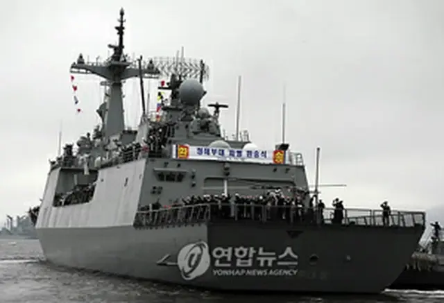 3月13日に鎮海軍港を出港した駆逐艦「文武大王」＝（聯合ニュース）