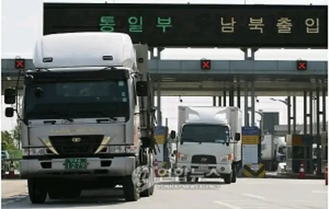 開城工業団地の生産品を積んで韓国に戻る貨物車＝２６日、京畿道・坡州（聯合ニュース）