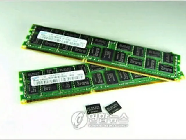 サムスン電子の40ナノDDR3　DRAM製品＝21日、ソウル（聯合ニュース）