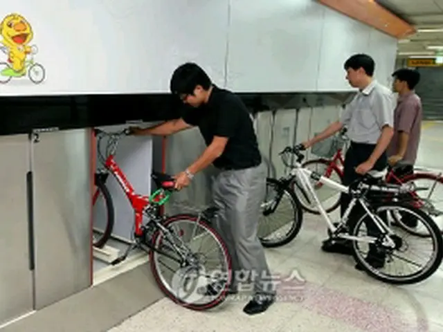 自転車保管施設も来年2月までに8駅の構内に設置される予定＝17日、ソウル（聯合ニュース）