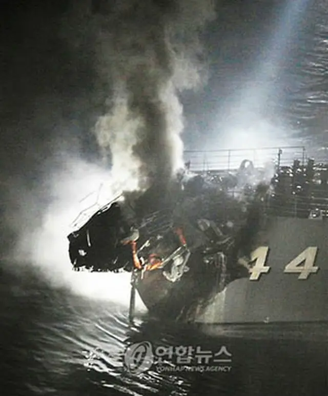 黒い煙が立ち上る海上自衛隊護衛艦「くらま」＝（AP＝聯合ニュース）