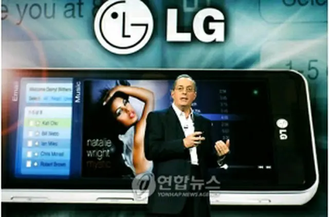 製品の説明をするオッテリーニ氏（LG電子提供）＝8日、ソウル（聯合ニュース）