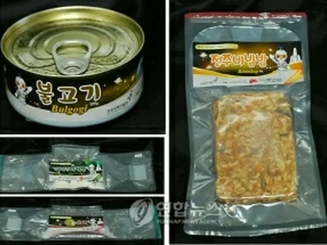 宇宙食に認定された食品。左上から時計回りにプルコギ、全州ビビンバ、クワの実飲料、ワカメスープ＝２日、ソウル（聯合ニュース）