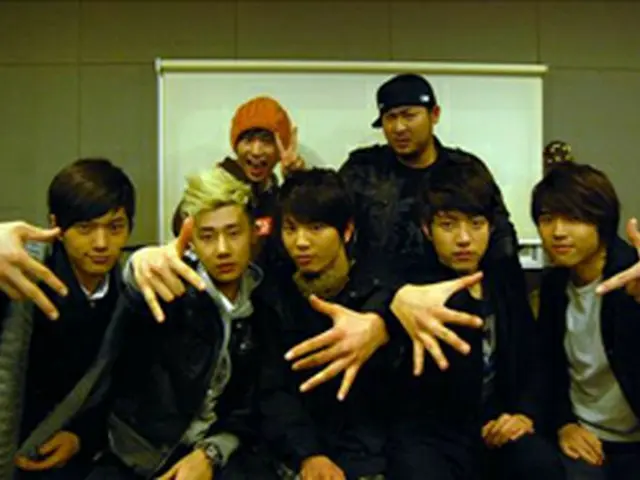 ＜Infinite＞の5人（前）と＜Epik High＞