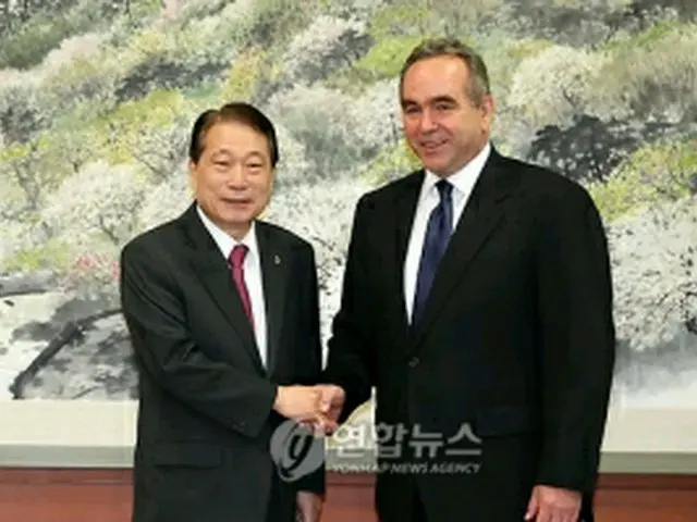 握手を交わす柳明桓長官（左）とキャンベル米国務次官補＝17日、ソウル（聯合ニュース）