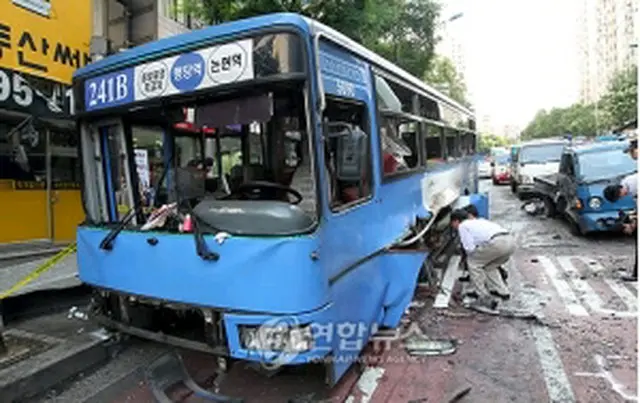 爆発したバス車両＝9日、ソウル（聯合ニュース）