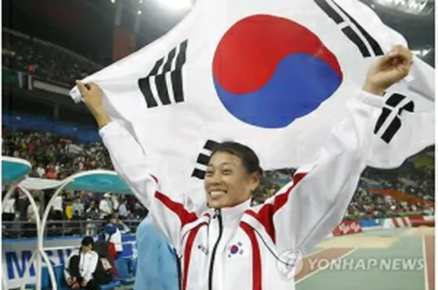 女子走り幅跳びで優勝した鄭順玉＝23日、広州（聯合ニュース）