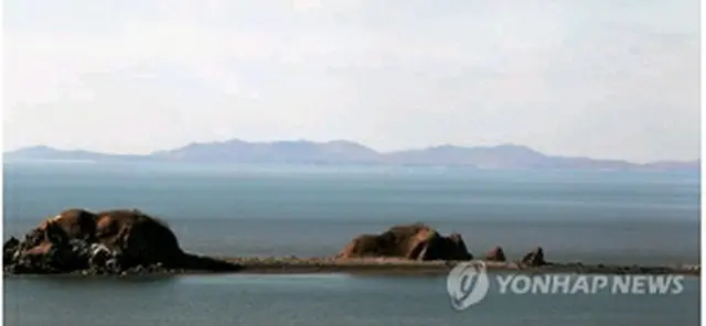 北朝鮮の海岸砲・曲射砲基地（後方）＝24日、延坪島（国会写真記者団＝連合ニュース）