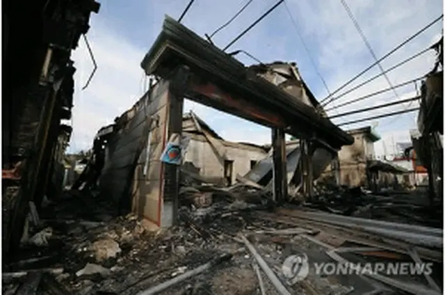 北朝鮮による砲撃で破壊された家屋＝２５日、延坪島（国会写真記者団＝聯合ニュース）