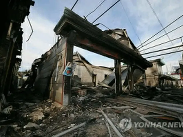 北朝鮮による砲撃で破壊された家屋＝２５日、延坪島（国会写真記者団＝聯合ニュース）