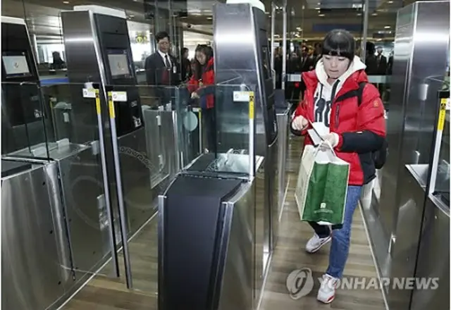 仁川空港に設置されている出入国審査の自動ゲート（資料写真）＝（聯合ニュース）