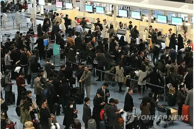 混雑する羽田空港大韓空港カウンター＝12日、羽田（聯合ニュース）