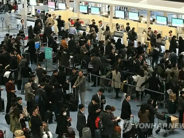 混雑する羽田空港大韓空港カウンター＝12日、羽田（聯合ニュース）