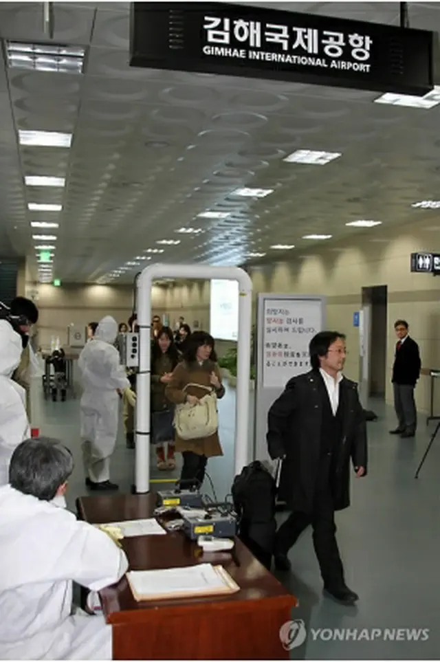 釜山の金海空港に設置された放射線ゲート＝18日、釜山（聯合ニュース）