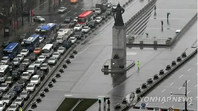 雨を避け野外活動を控える市民が多かったのか、いつもに比べ閑散としているソウル・光化門広場＝7日、ソウル（聯合ニュース）