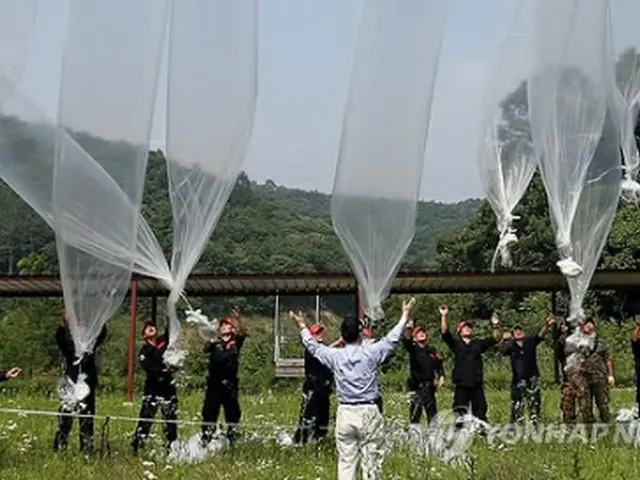 ビラ散布のようす＝２１日、漣川（聯合ニュース）