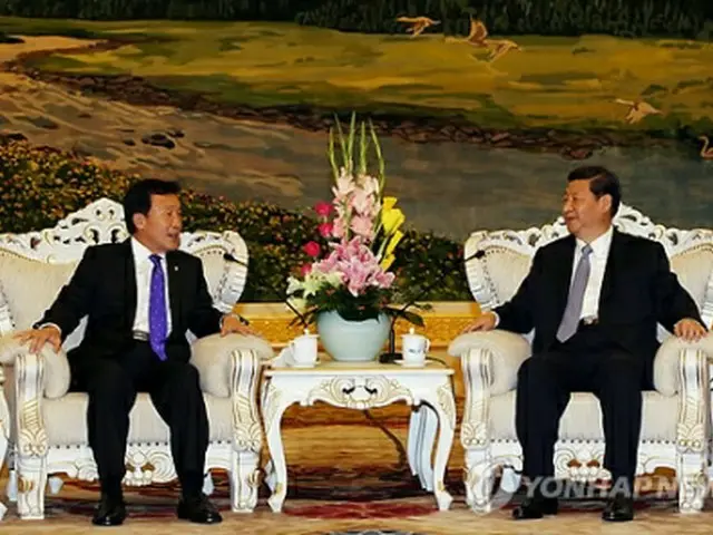 孫代表（左）と習国家副主席＝4日、北京（聯合ニュース）