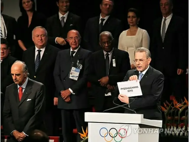 開催地を発表するIOCのロゲ会長＝6日、ダーバン（聯合ニュース）