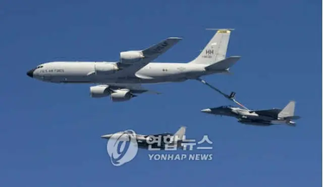 太平洋の上空でKC135から給油を受けるF15K＝（聯合ニュース）