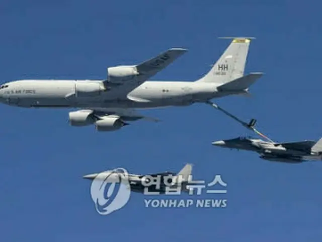 太平洋の上空でKC135から給油を受けるF15K＝（聯合ニュース）