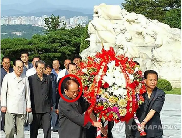 朝鮮戦争の休戦協定５８周年を迎え、先月２７日に平壌市内の大城山革命烈士陵を参拝した全日春室長＝（朝鮮中央通信＝聯合ニュース）