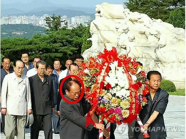 朝鮮戦争の休戦協定５８周年を迎え、先月２７日に平壌市内の大城山革命烈士陵を参拝した全日春室長＝（朝鮮中央通信＝聯合ニュース）