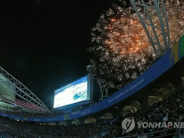 花火も打ち上げられた開会式＝27日、大邱（聯合ニュース）