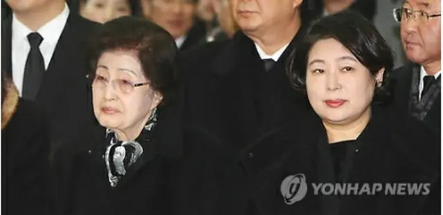 弔問のため訪朝した李姫鎬氏（左）と玄貞恩氏（資料写真）＝（聯合ニュース）