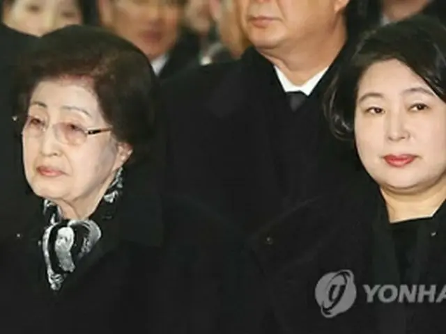 弔問のため訪朝した李姫鎬氏（左）と玄貞恩氏（資料写真）＝（聯合ニュース）