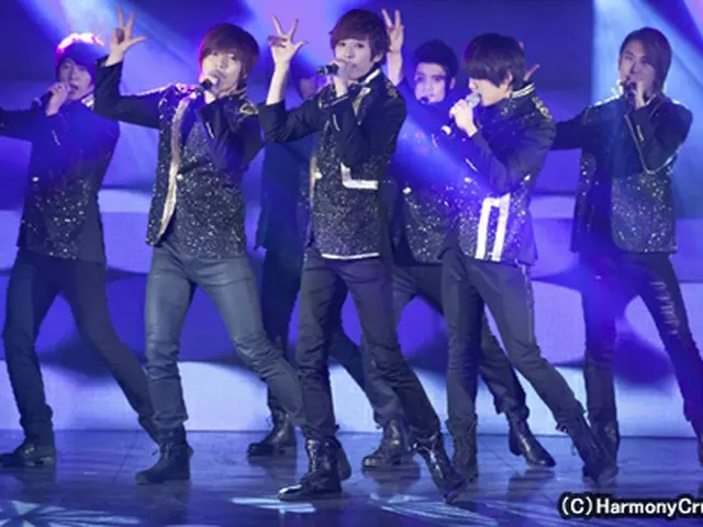 「U-KISS」