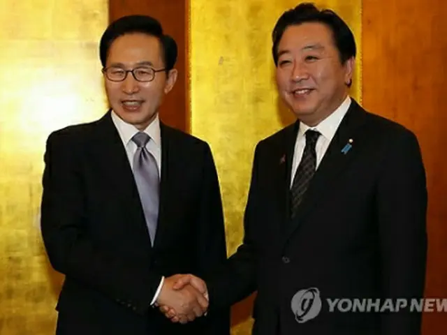 首脳会談を行った李大統領（左）と野田首相＝13日、北京（聯合ニュース）
