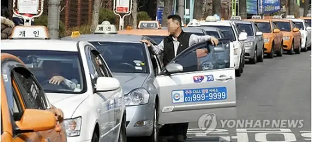 ソウル駅前で乗客を待つタクシー（資料写真）＝（聯合ニュース）