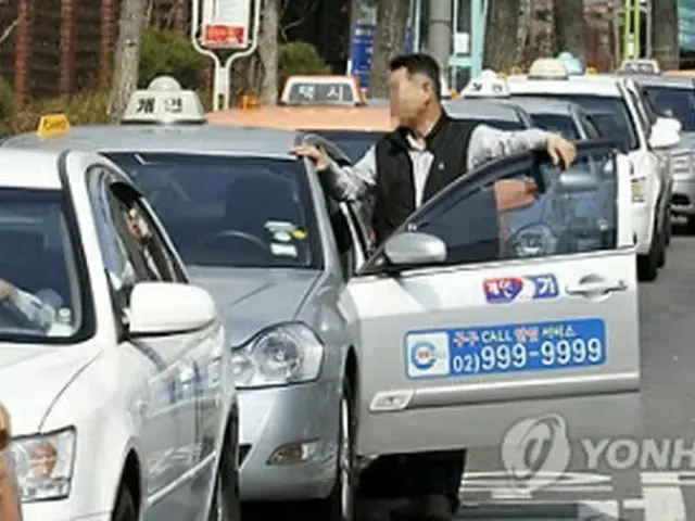 ソウル駅前で乗客を待つタクシー（資料写真）＝（聯合ニュース）