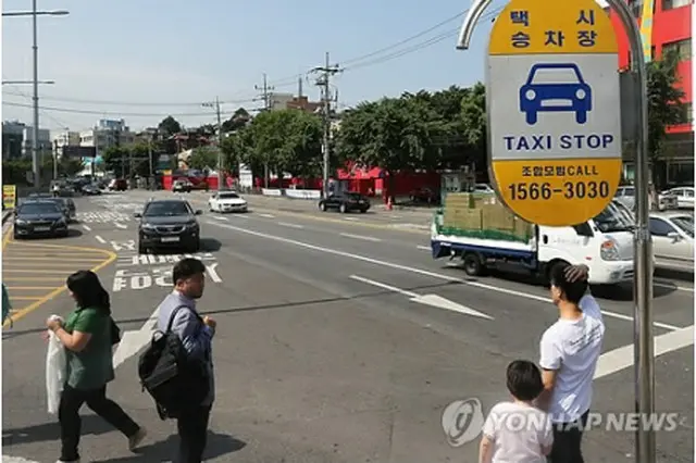 ソウル駅付近のタクシー乗り場の様子＝２０日、ソウル（聯合ニュース）