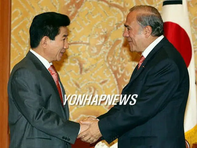 握手を交わす盧武鉉大統領（左）とグリアOECD事務総長＝21日、ソウル（聯合）