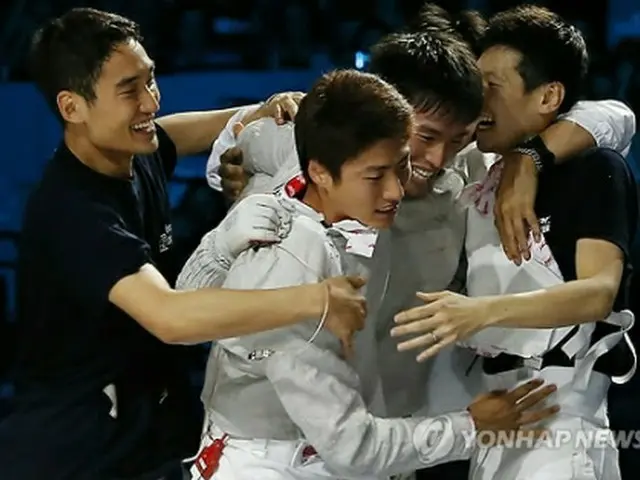 優勝を喜び合う韓国選手ら＝3日、ロンドン（聯合ニュース）