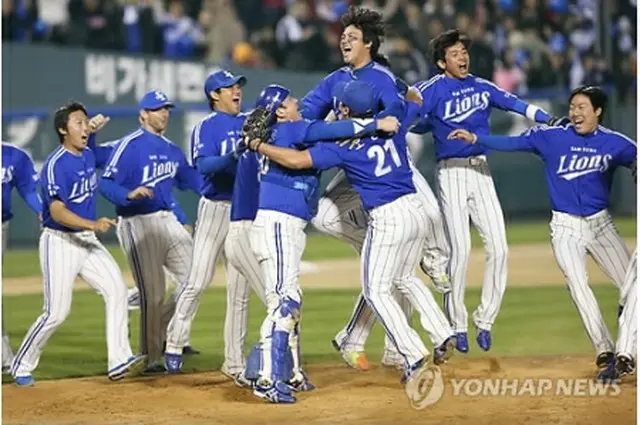 韓国シリーズ優勝を喜ぶサムスンの選手ら＝1日、ソウル（聯合ニュース）