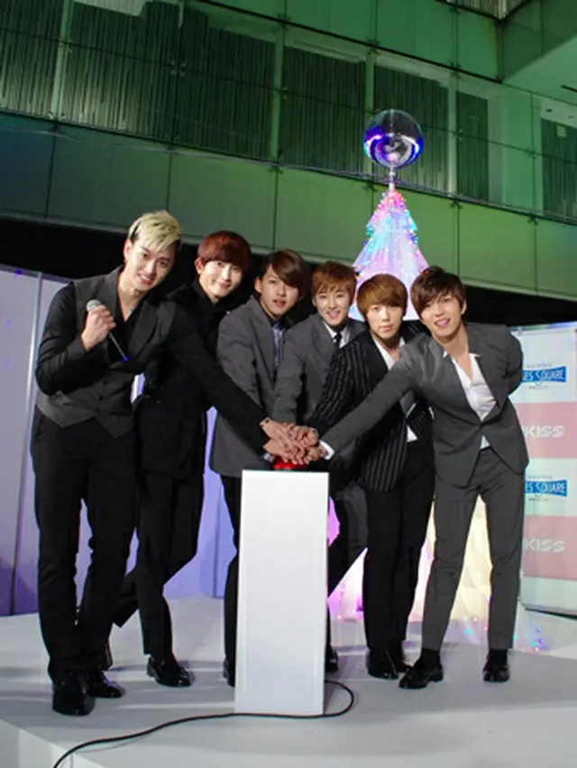 「U-KISS」