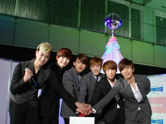 「U-KISS」