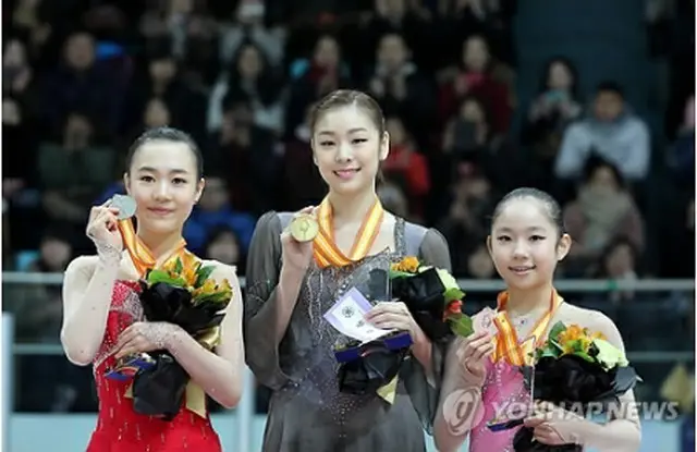 韓国選手権で優勝したキム・ヨナ（中央）＝6日、ソウル（聯合ニュース）