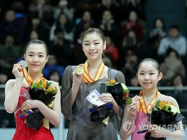 韓国選手権で優勝したキム・ヨナ（中央）＝6日、ソウル（聯合ニュース）