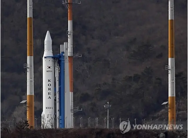 韓国初の人工衛星搭載ロケット「羅老」＝（聯合ニュース）