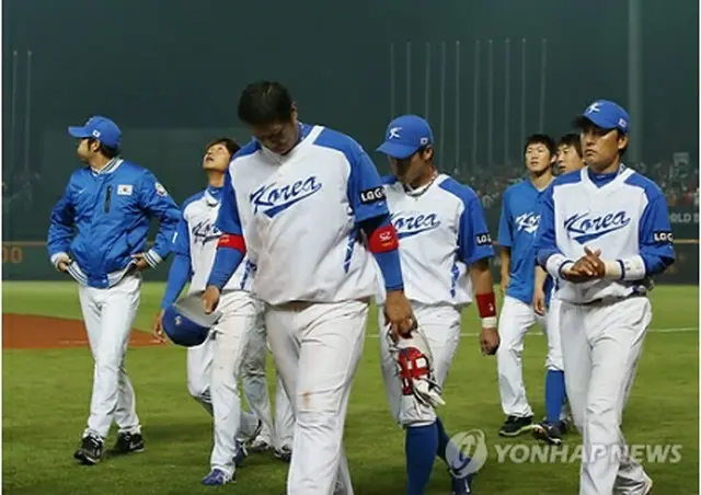 1次ラウンド敗退が決まり肩を落とす韓国ナイン＝5日、台中（聯合ニュース）