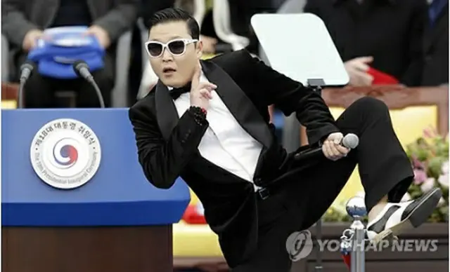 韓国大統領就任式で公演するPSY＝（AP＝聯合ニュース）