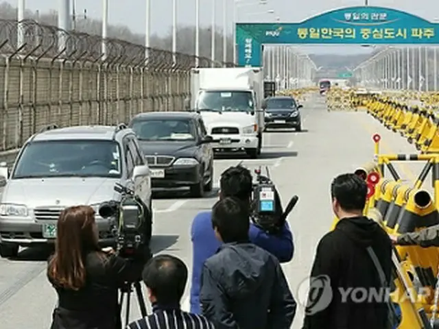 開城工業団地から韓国に戻る企業関係者の車両＝（聯合ニュース）