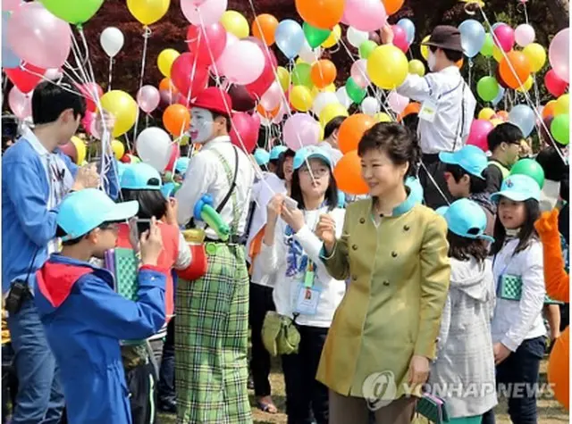 子どもと遊ぶ朴大統領＝5日、ソウル（聯合ニュース）