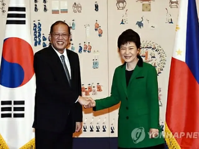 握手を交わす朴大統領（右）とアキノ大統領＝17日、ソウル（聯合ニュース）