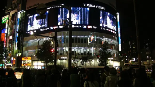 「東方神起」LIVE映像に西武新宿駅前ユニカビジョンにファンが殺到！