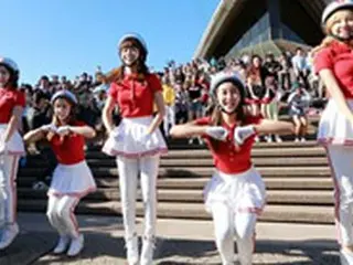 「CRAYON POP」  豪オペラハウス前でゲリラライブ